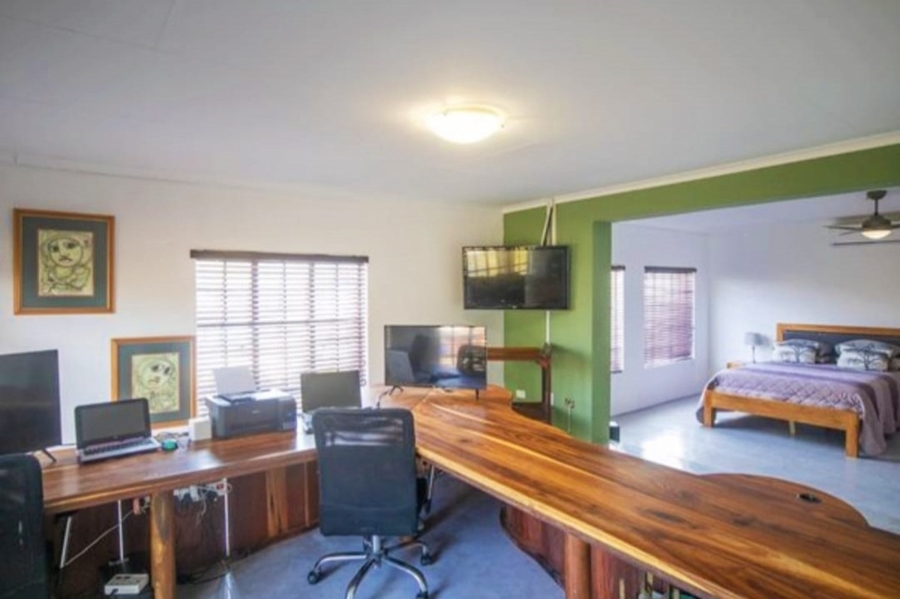 5 Bedroom Property for Sale in Safari Gardens North West